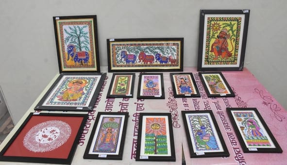 कैसरबाग स्थित ललित कला अकादमी में दो दिवसीय हस्तशिल्प चित्रकला प्रदर्शनी का शनिवार को उद्घाटन ह