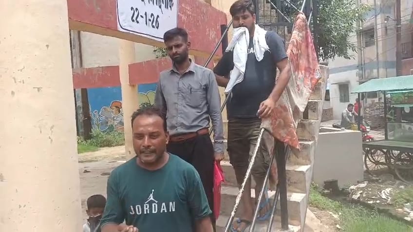 कांशीराम कॉलोनी में लोगों से जानकारी लेते इंस्पेक्टर। संवाद कांशीराम कॉलोनी में लोगों से जानकारी लेते इंस्पेक्टर। संवाद