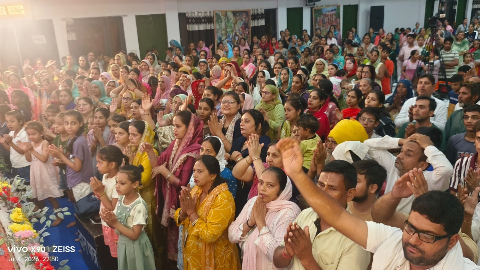 कथा में उपस्थित श्रद्धालु। समिति कथा में उपस्थित श्रद्धालु। समिति