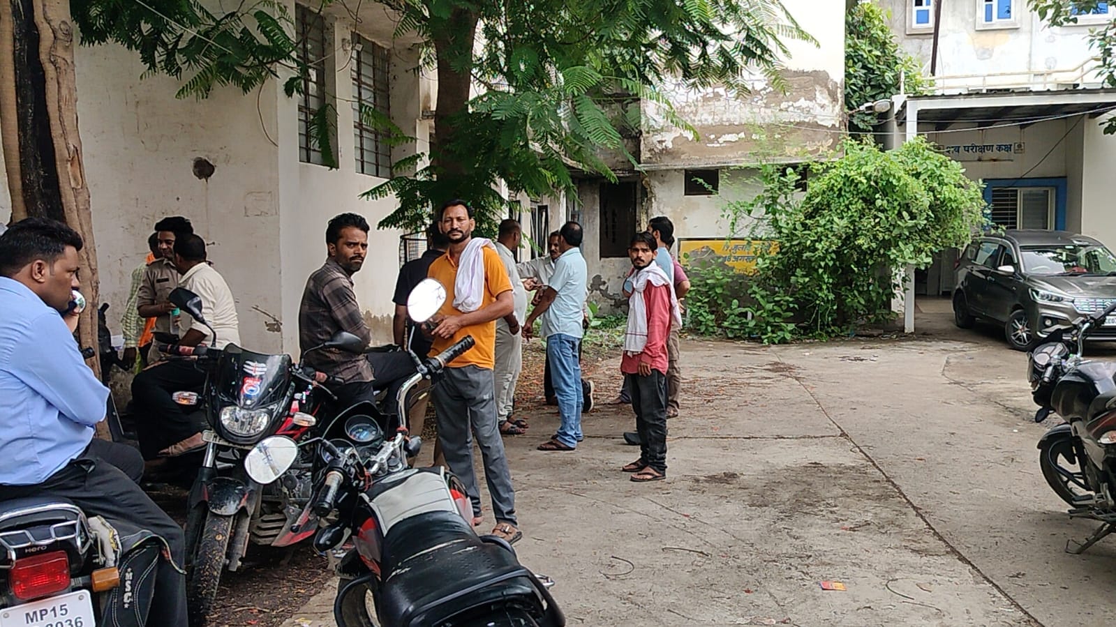 लॉज के बाहर जुटे लोग