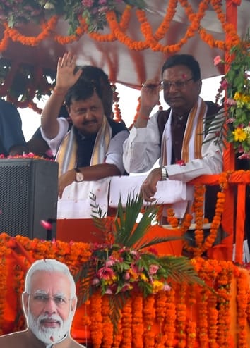 लखनऊ पहुंचे नितिन नवीन और स्वागत के लिए जुटे लोग। लखनऊ पहुंचे नितिन नवीन और स्वागत के लिए जुटे लोग।