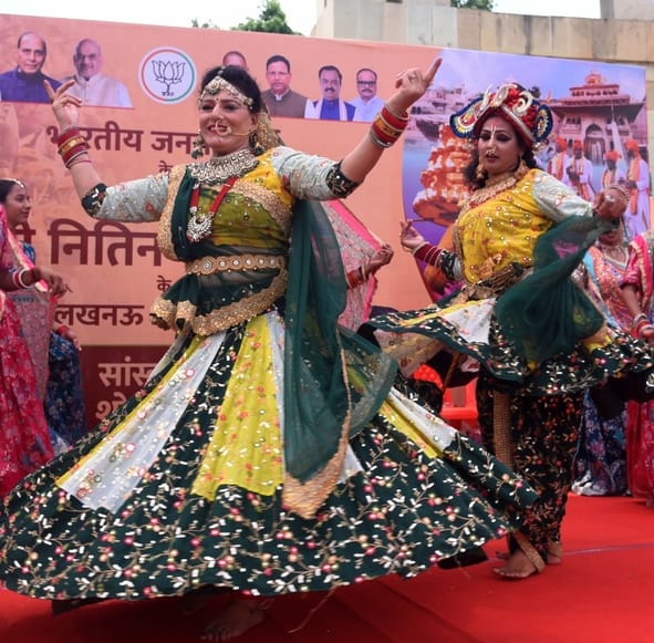 लखनऊ पहुंचे नितिन नवीन और स्वागत के लिए जुटे लोग। लखनऊ पहुंचे नितिन नवीन और स्वागत के लिए जुटे लोग।