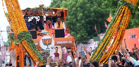 लखनऊ पहुंचे नितिन नवीन और स्वागत के लिए जुटे लोग। लखनऊ पहुंचे नितिन नवीन और स्वागत के लिए जुटे लोग।
