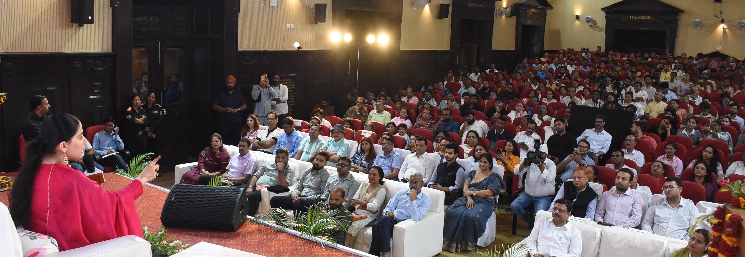 लखनऊ विश्वविद्यालय के मालवीय सभागार में आयोजित अमर उजाला जीवांजलि कार्यक्रम में प्रेरक वक्ता जय लखनऊ विश्वविद्यालय के मालवीय सभागार में आयोजित अमर उजाला जीवांजलि कार्यक्रम में प्रेरक वक्ता जय