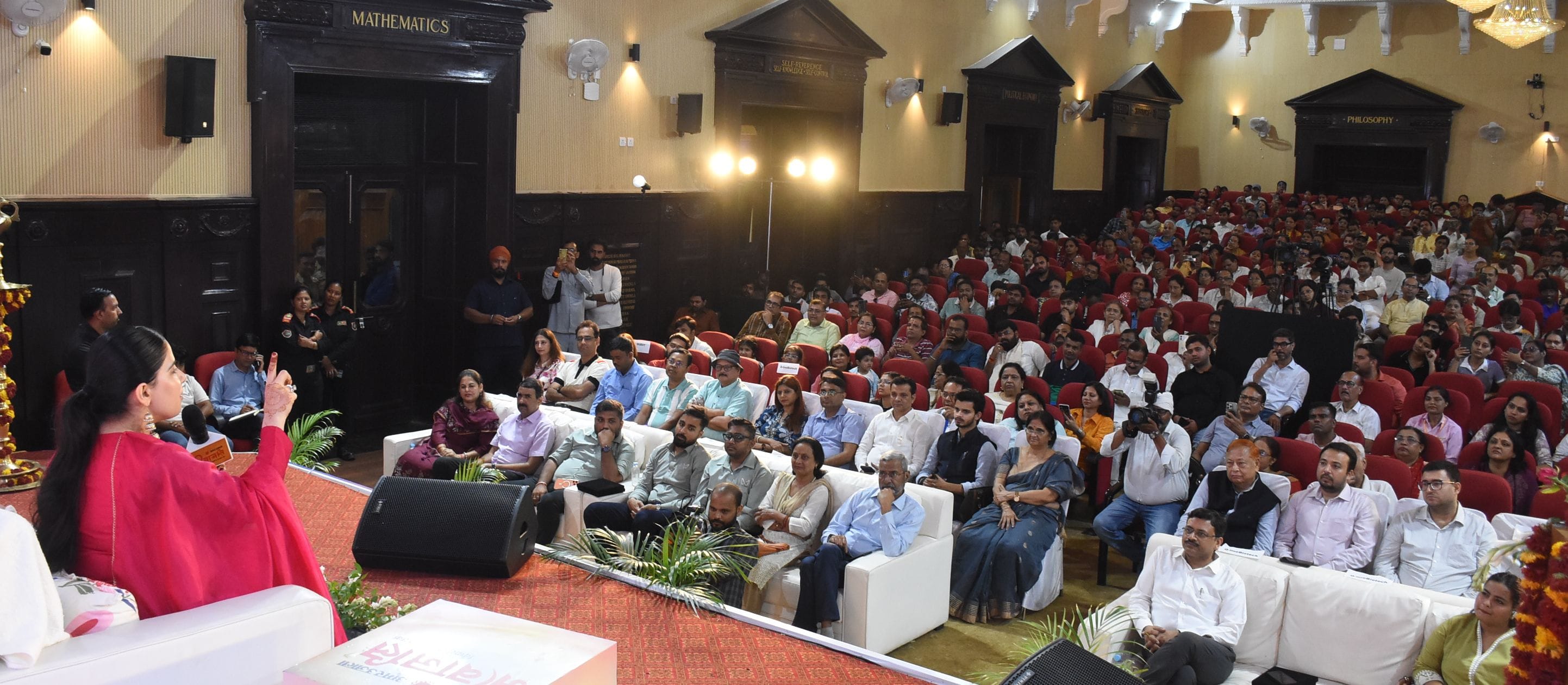 लखनऊ विश्वविद्यालय के मालवीय सभागार में आयोजित अमर उजाला जीवांजलि कार्यक्रम में प्रेरक वक्ता जय लखनऊ विश्वविद्यालय के मालवीय सभागार में आयोजित अमर उजाला जीवांजलि कार्यक्रम में प्रेरक वक्ता जय