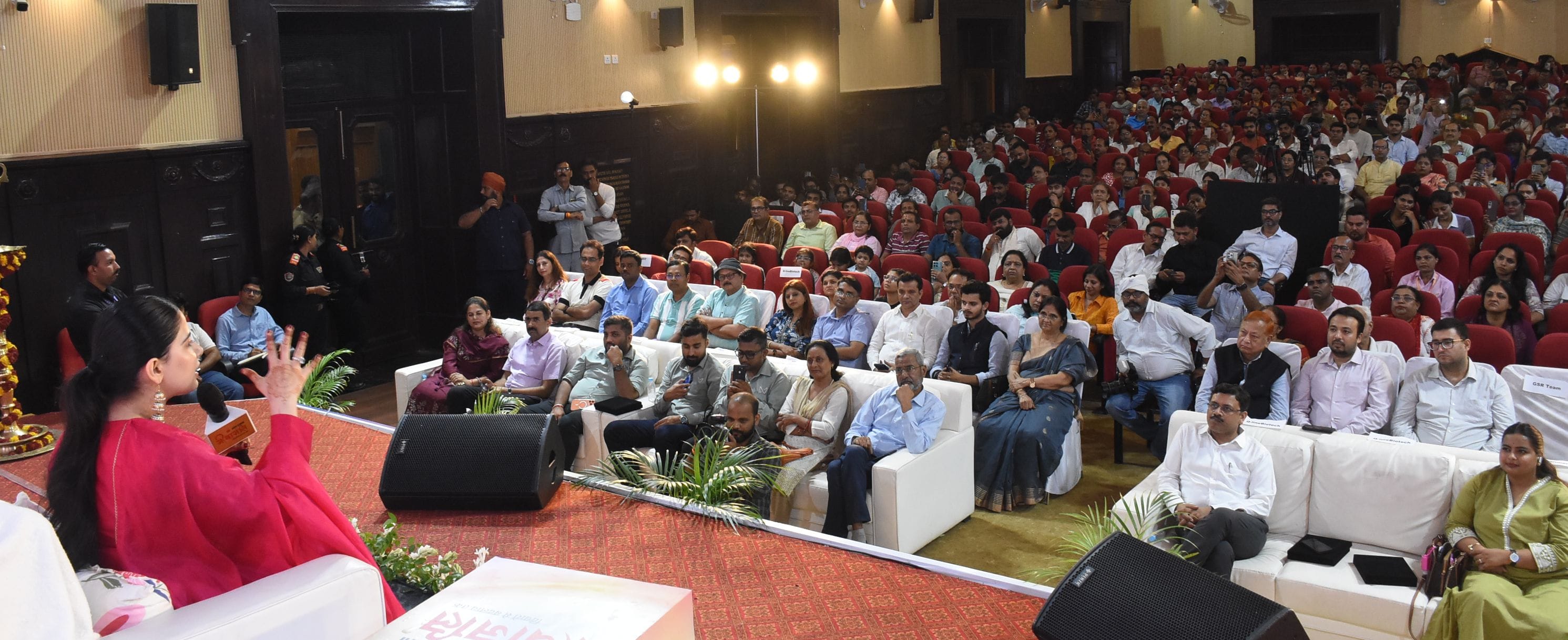 लखनऊ विश्वविद्यालय के मालवीय सभागार में आयोजित अमर उजाला जीवांजलि कार्यक्रम में प्रेरक वक्ता जय लखनऊ विश्वविद्यालय के मालवीय सभागार में आयोजित अमर उजाला जीवांजलि कार्यक्रम में प्रेरक वक्ता जय