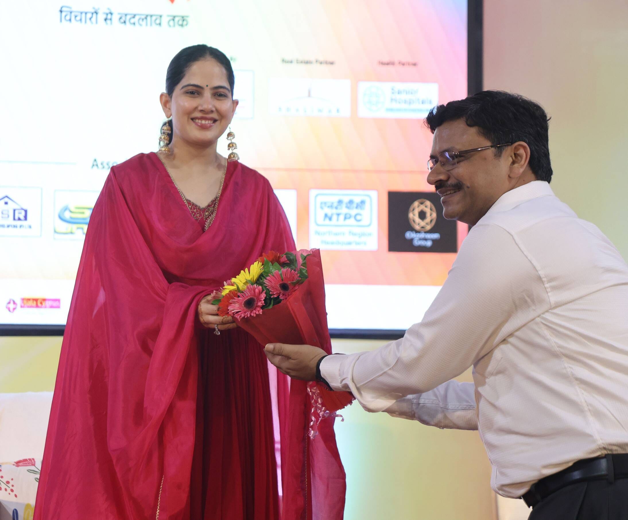 लखनऊ विश्वविद्यालय के मालवीय सभागार में आयोजित अमर उजाला जीवांजलि कार्यक्रम में प्रेरक वक्ता जय लखनऊ विश्वविद्यालय के मालवीय सभागार में आयोजित अमर उजाला जीवांजलि कार्यक्रम में प्रेरक वक्ता जय
