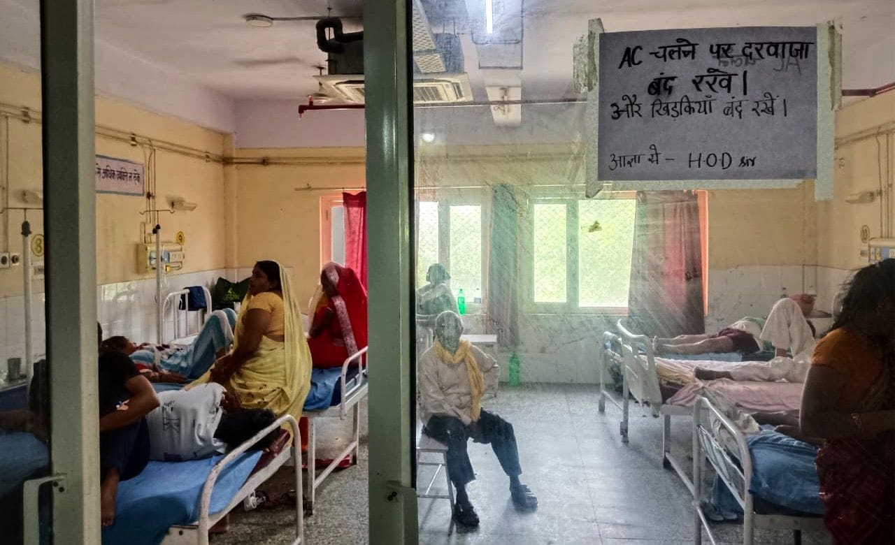 मेडिकल कॉलेज में मरीज के लिए पंखा लेकर पहुंच रहे तीमारदार। संवाद मेडिकल कॉलेज में मरीज के लिए पंखा लेकर पहुंच रहे तीमारदार। संवाद