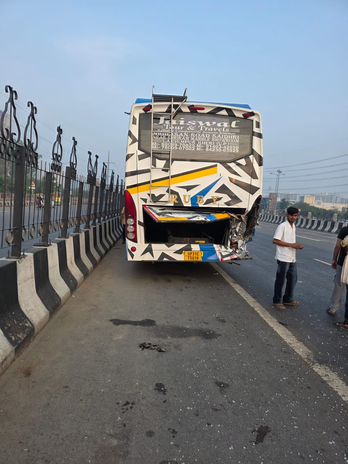 नोएडा। माडल टाउन के पास टक्कर के बाद छतिग्रस्त कैंटर। नोएडा। माडल टाउन के पास टक्कर के बाद छतिग्रस्त कैंटर।