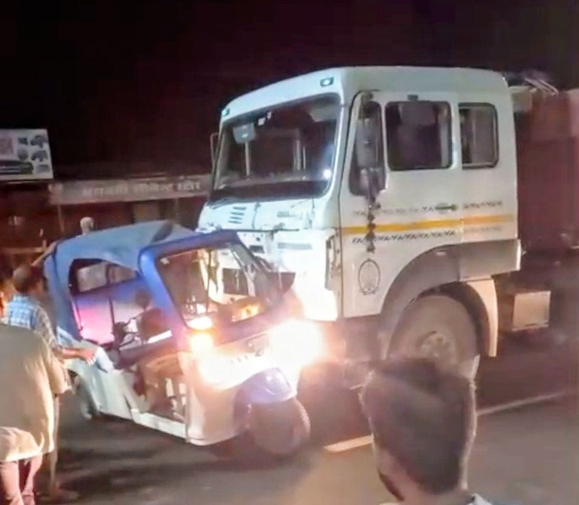 निगोहां में हादसे के बाद जुटे लोग व घायल ऑटो चालक और सवार। निगोहां में हादसे के बाद जुटे लोग व घायल ऑटो चालक और सवार।