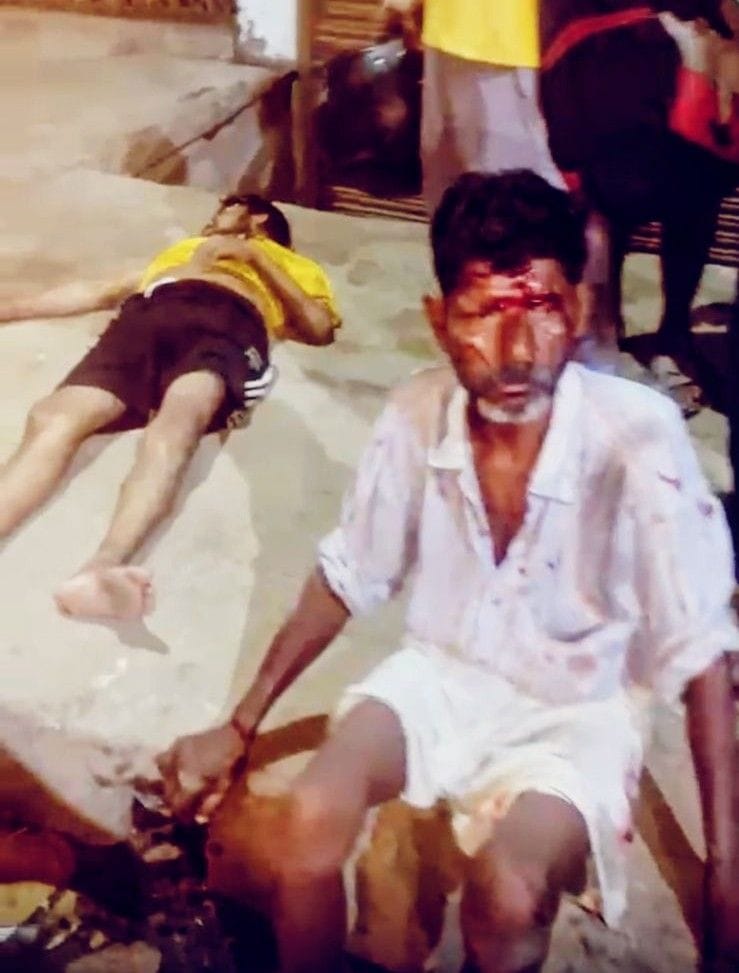 निगोहां में हादसे के बाद जुटे लोग व घायल ऑटो चालक और सवार। निगोहां में हादसे के बाद जुटे लोग व घायल ऑटो चालक और सवार।
