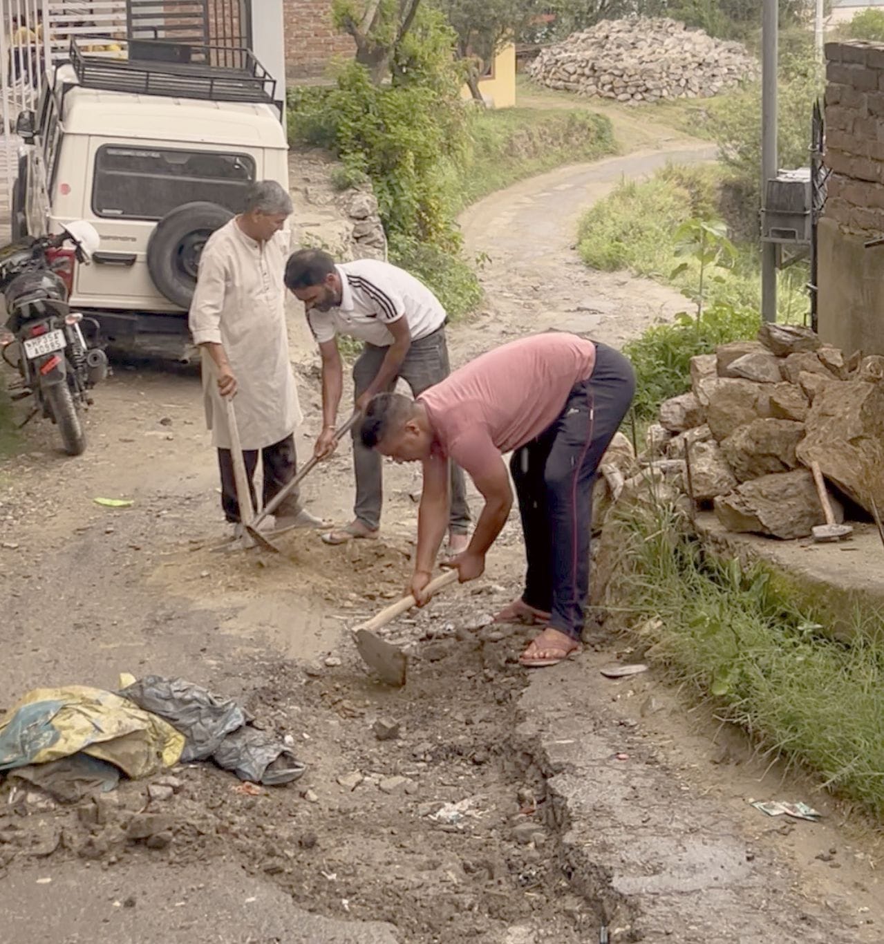 नित्थर में अस्पताल को जाने वाली सडक़ के सुधारीकरण में जुटे स्थानीय लोग। संवाद नित्थर में अस्पताल को जाने वाली सडक़ के सुधारीकरण में जुटे स्थानीय लोग। संवाद
