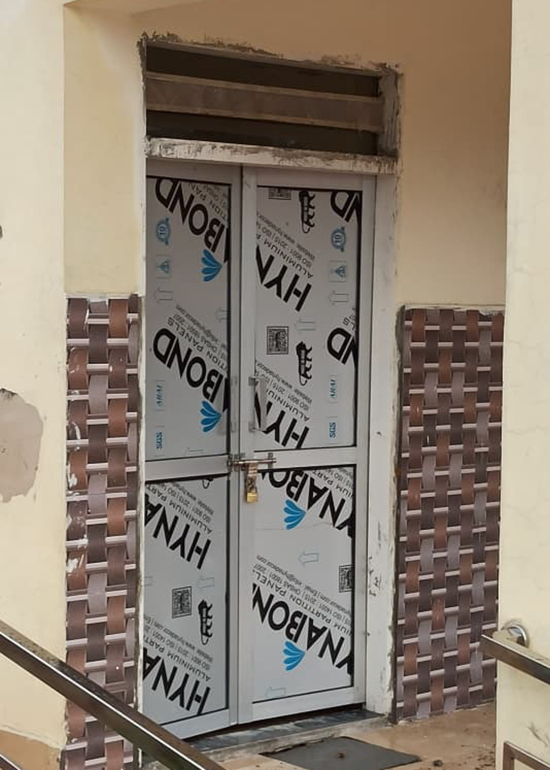 पार्क के शौचालयों पर लटके ताले