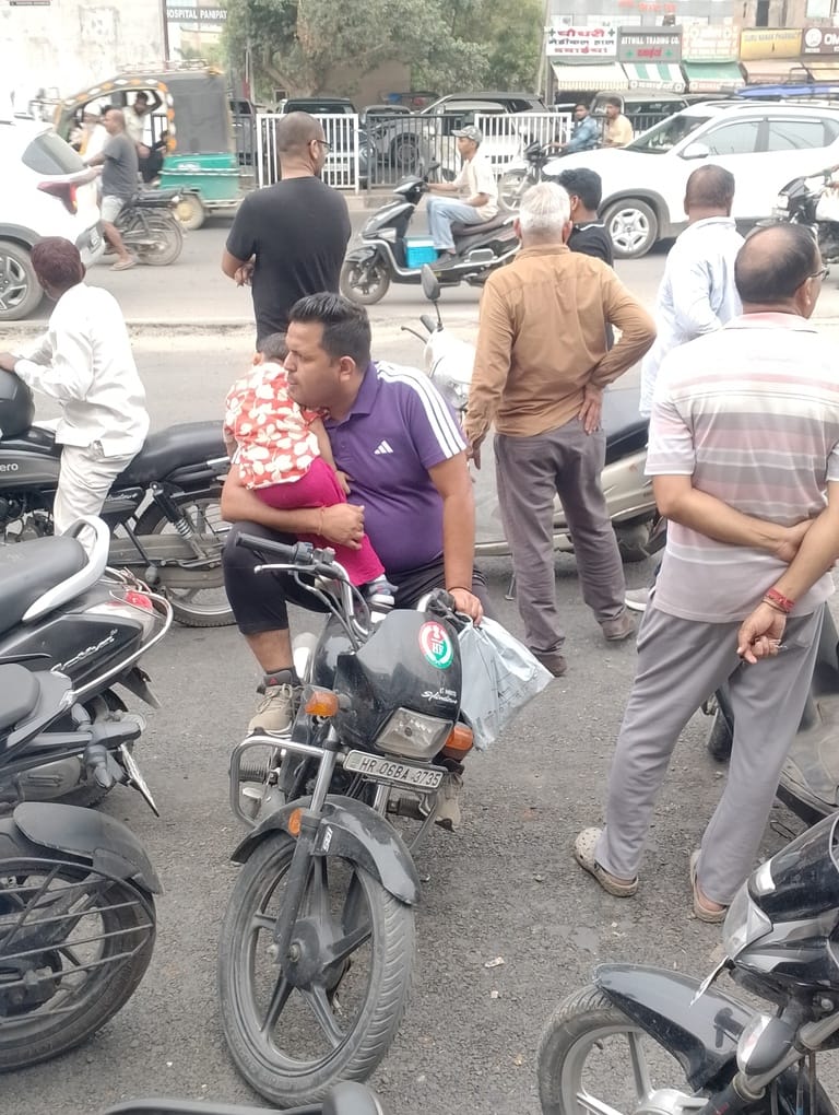 परीक्षा देकर बाहर निकलते परीक्षार्थी। संवाद परीक्षा देकर बाहर निकलते परीक्षार्थी। संवाद