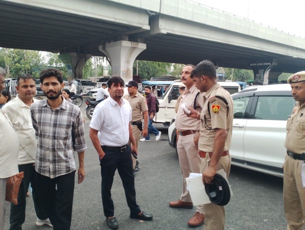 परीक्षा देकर बाहर निकलते परीक्षार्थी। संवाद परीक्षा देकर बाहर निकलते परीक्षार्थी। संवाद