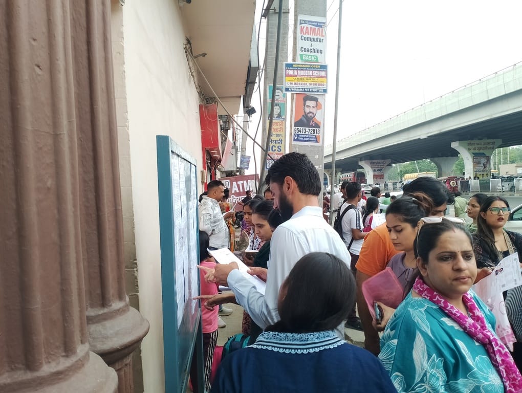 परीक्षा देकर बाहर निकलते परीक्षार्थी। संवाद परीक्षा देकर बाहर निकलते परीक्षार्थी। संवाद
