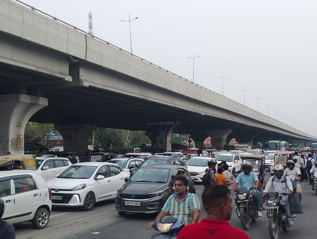 परीक्षा देकर बाहर निकलते परीक्षार्थी। संवाद परीक्षा देकर बाहर निकलते परीक्षार्थी। संवाद