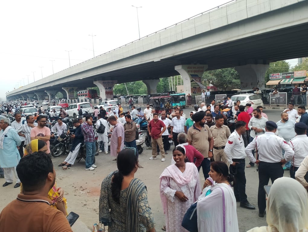 परीक्षा देकर बाहर निकलते परीक्षार्थी। संवाद परीक्षा देकर बाहर निकलते परीक्षार्थी। संवाद