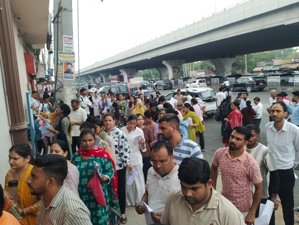 परीक्षा देकर बाहर निकलते परीक्षार्थी। संवाद परीक्षा देकर बाहर निकलते परीक्षार्थी। संवाद