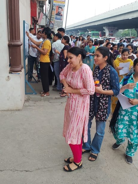 परीक्षा देकर बाहर निकलते परीक्षार्थी। संवाद परीक्षा देकर बाहर निकलते परीक्षार्थी। संवाद