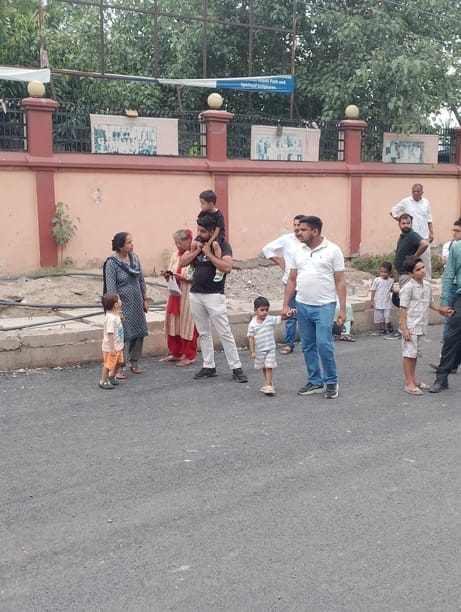 परीक्षा देकर बाहर निकलते परीक्षार्थी। संवाद परीक्षा देकर बाहर निकलते परीक्षार्थी। संवाद