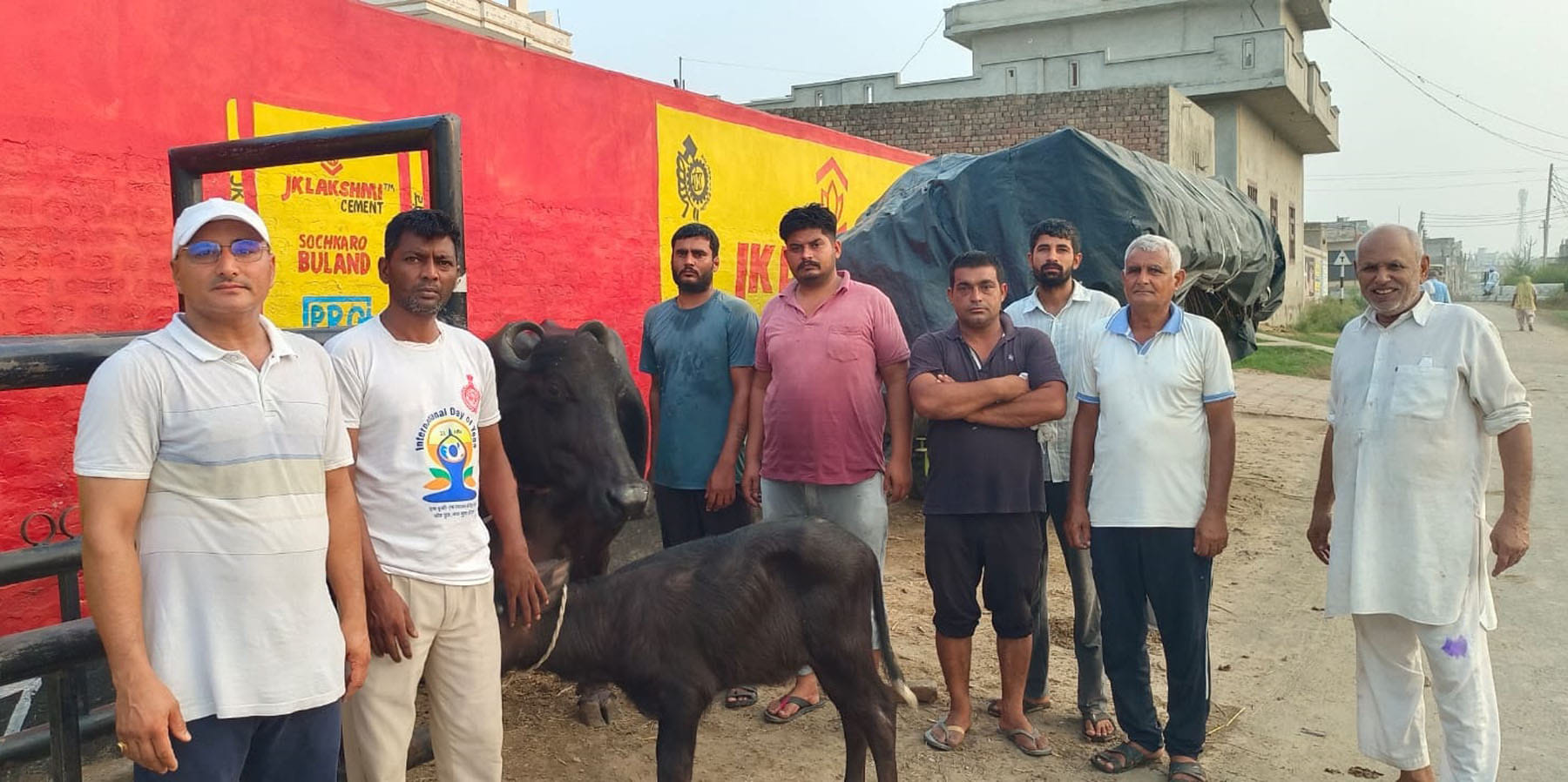 प्रतियोगिता में सर्वाधिक दूध देने वाली भैंस के साथ आयोजक प्रतियोगिता में सर्वाधिक दूध देने वाली भैंस के साथ आयोजक
