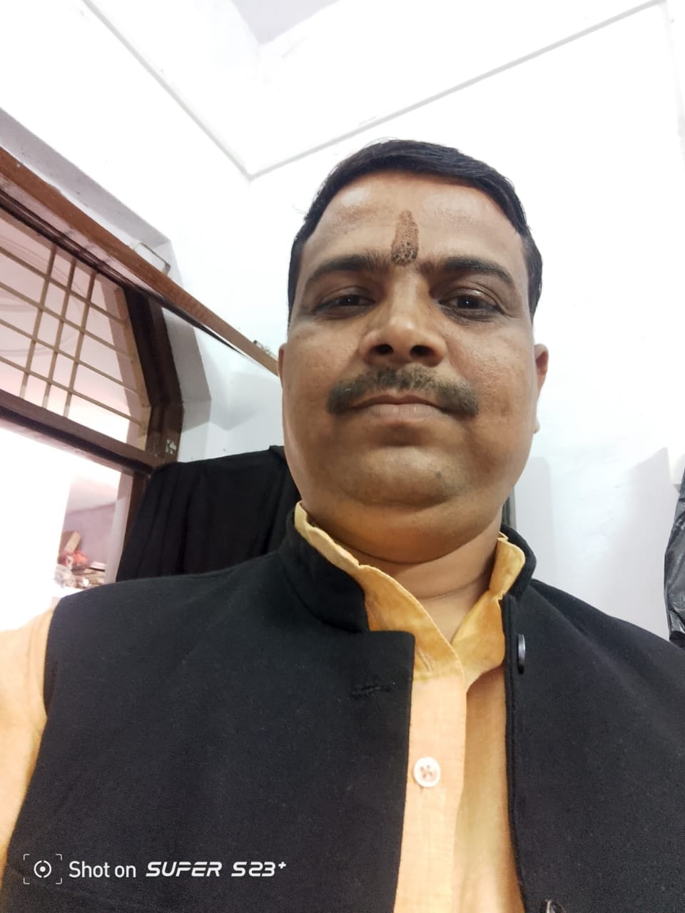 पथरा घाट के पास से नदी पार कर निकलते लोग। संवाद पथरा घाट के पास से नदी पार कर निकलते लोग। संवाद