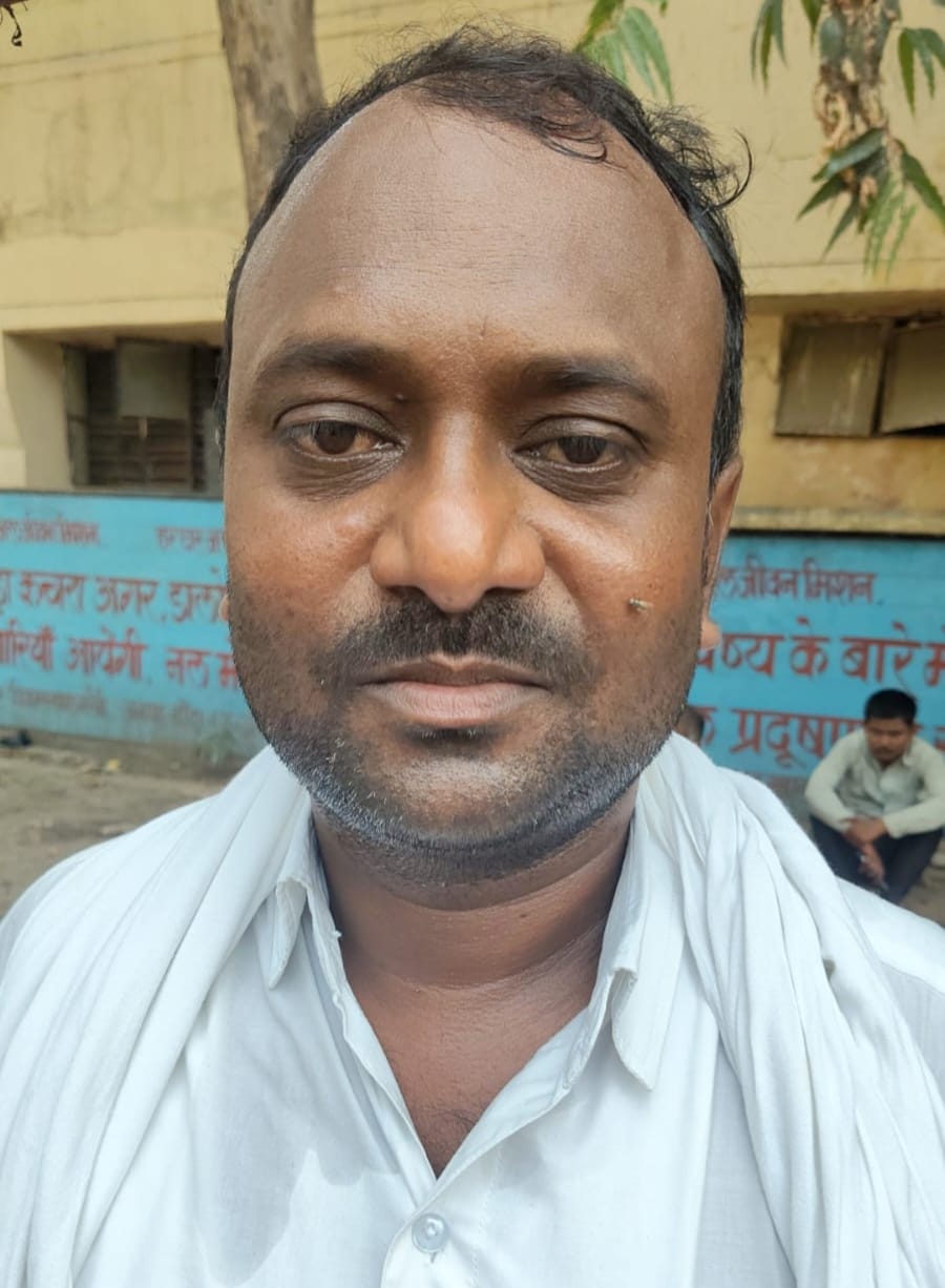 पथरा घाट के पास से नदी पार कर निकलते लोग। संवाद पथरा घाट के पास से नदी पार कर निकलते लोग। संवाद