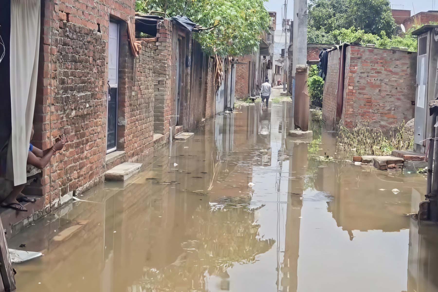 पुवायां में बंडा रोड पर कुनाल गुप्ता की किराना दुकान में भरा पानी। संवाद