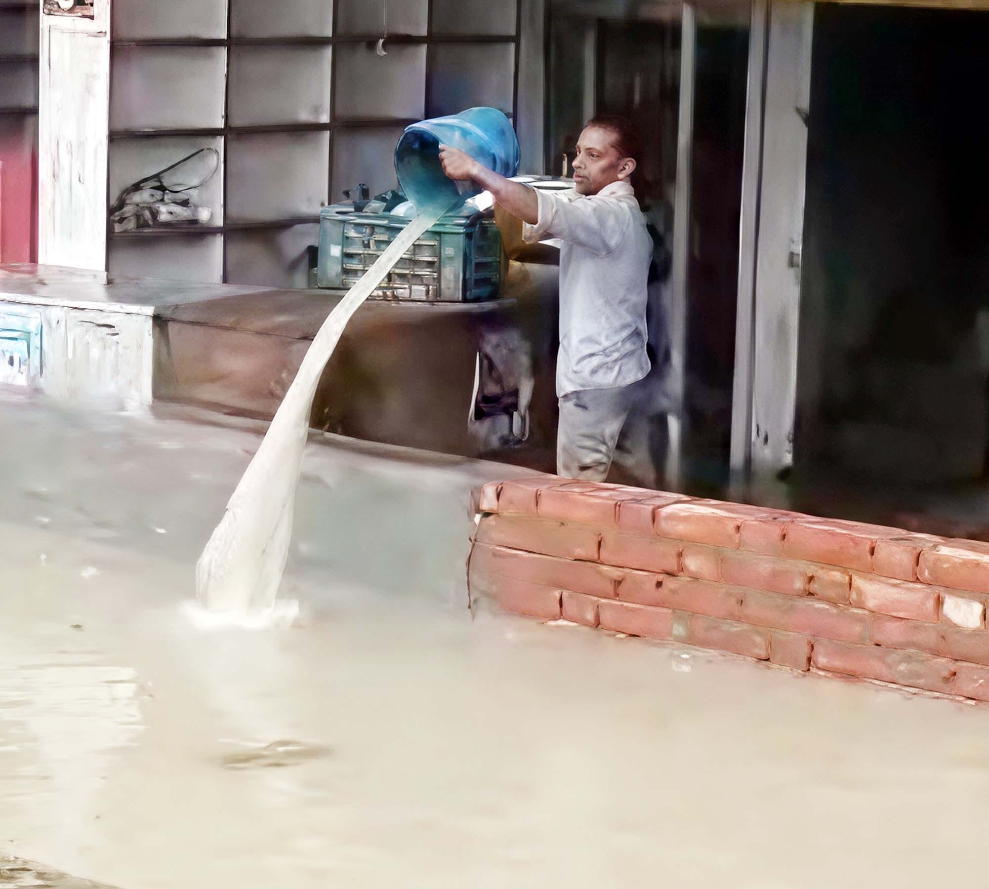 पुवायां में बंडा रोड पर कुनाल गुप्ता की किराना दुकान में भरा पानी। संवाद