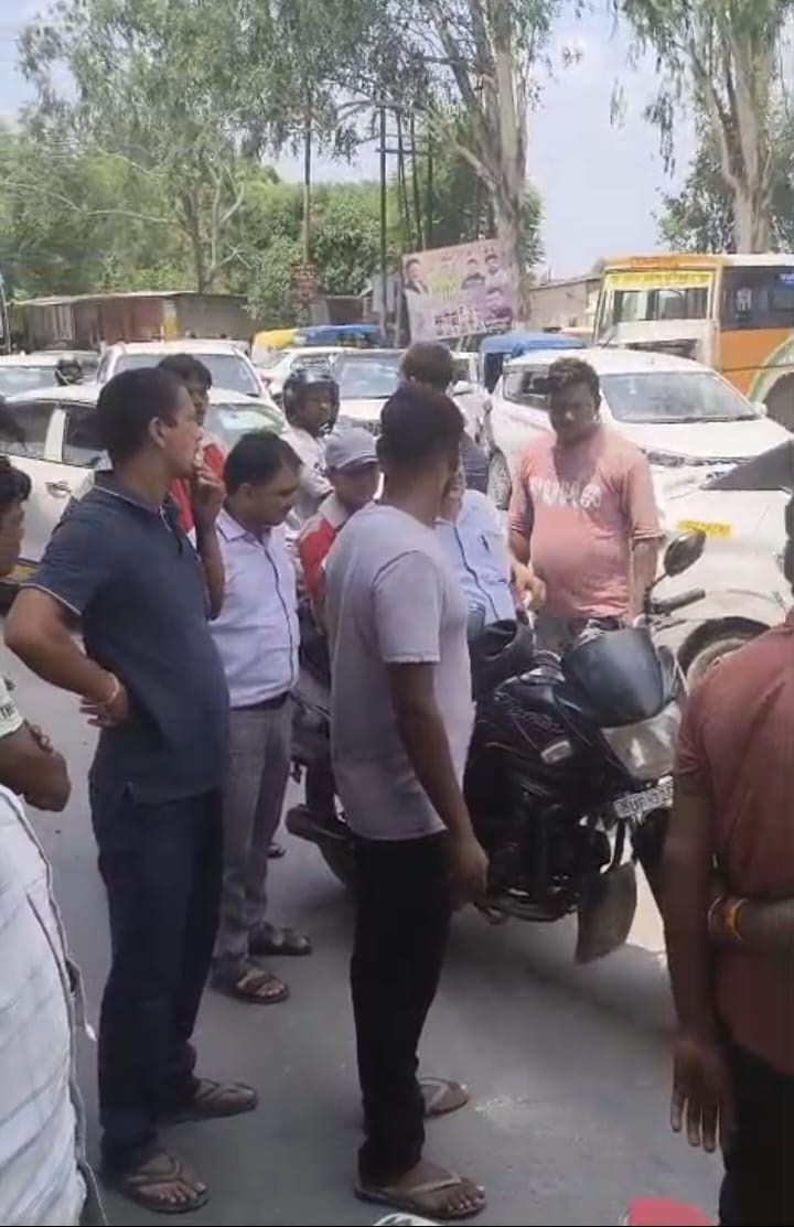 रोड शो के कारण लगा जाम।