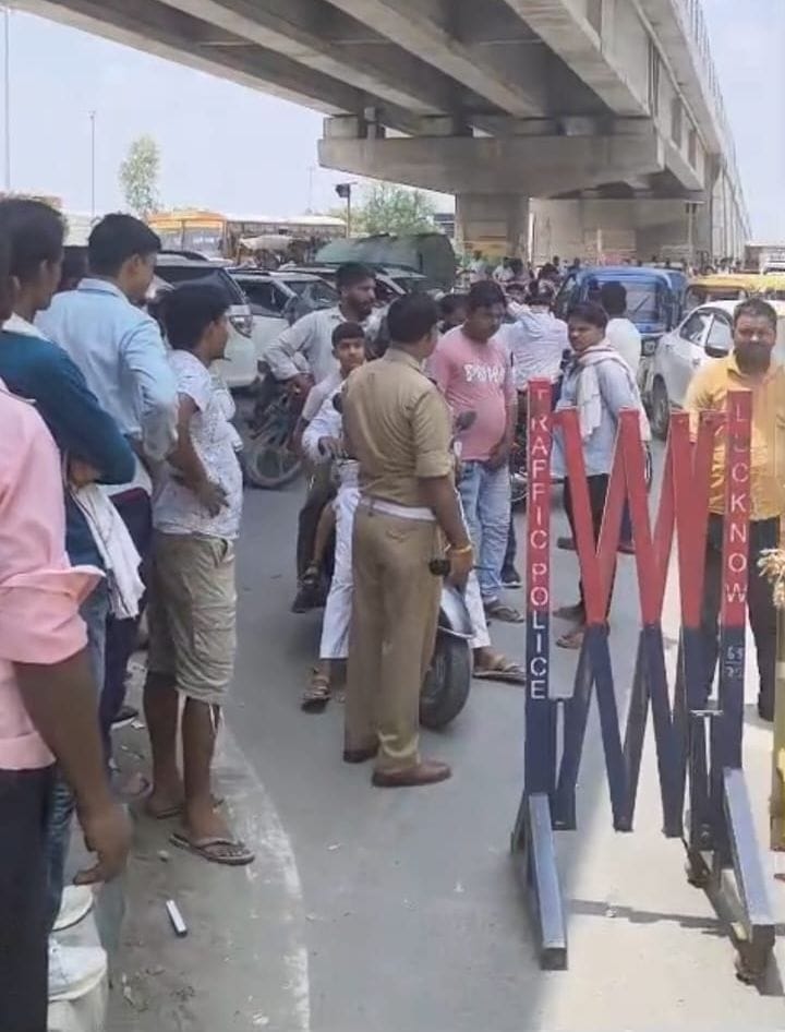 रोड शो के कारण लगा जाम।