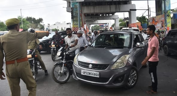 रोड शो के कारण लगा जाम।