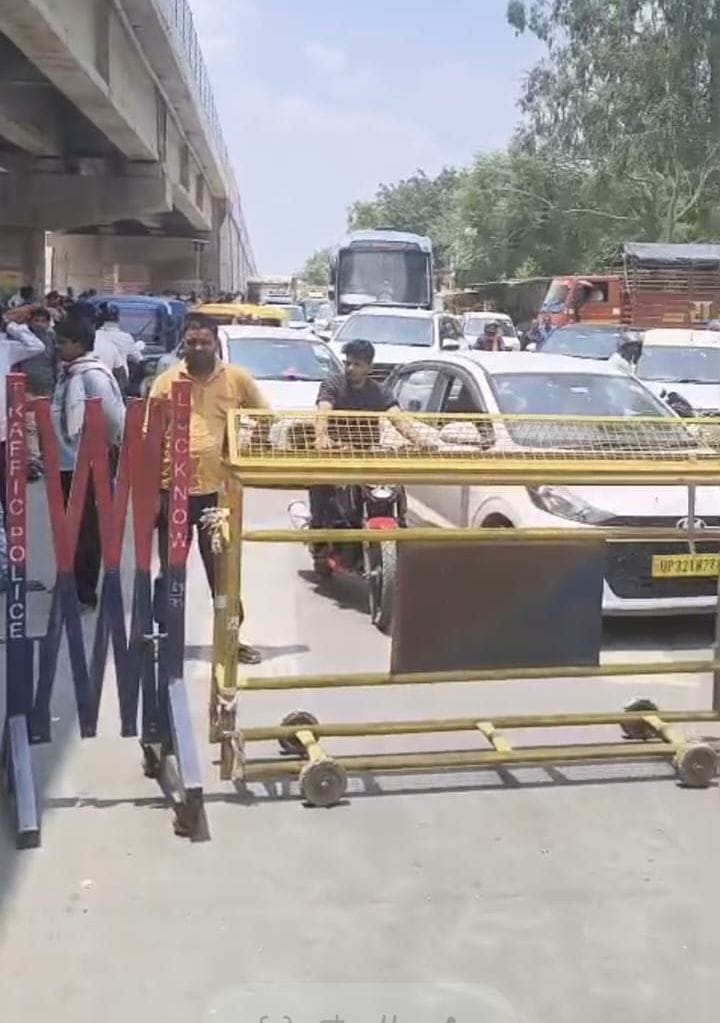 रोड शो के कारण लगा जाम।