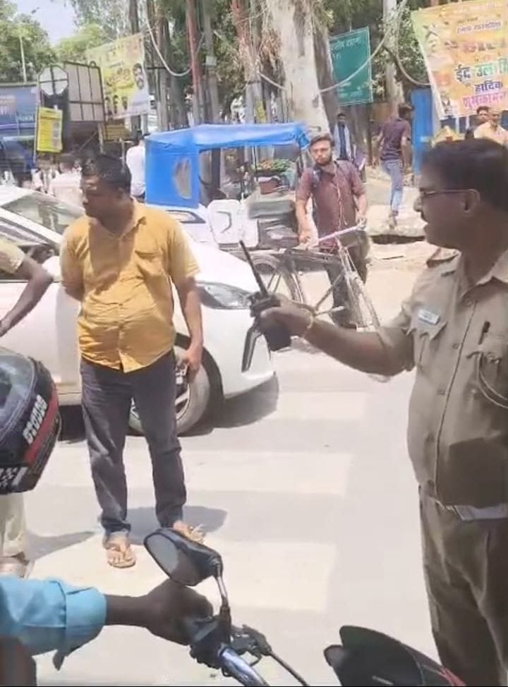 रोड शो के कारण लगा जाम।