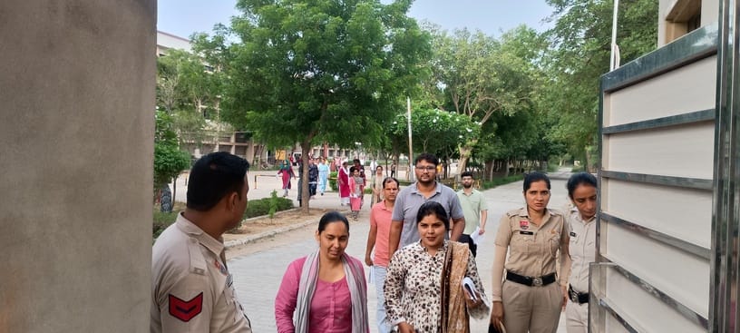 सेक्टर-18 स्थित परीक्षा केंद्र से बाहर निकलते परीक्षार्थी। संवाद सेक्टर-18 स्थित परीक्षा केंद्र से बाहर निकलते परीक्षार्थी। संवाद