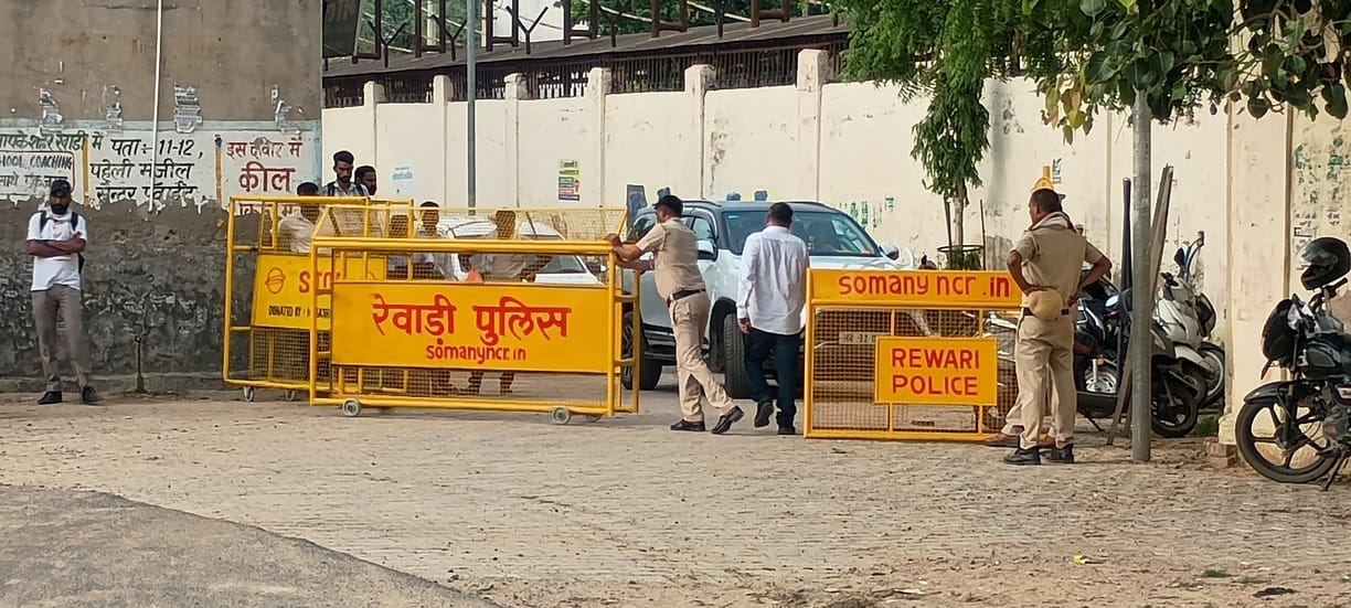 सेक्टर-18 स्थित परीक्षा केंद्र से बाहर निकलते परीक्षार्थी। संवाद सेक्टर-18 स्थित परीक्षा केंद्र से बाहर निकलते परीक्षार्थी। संवाद