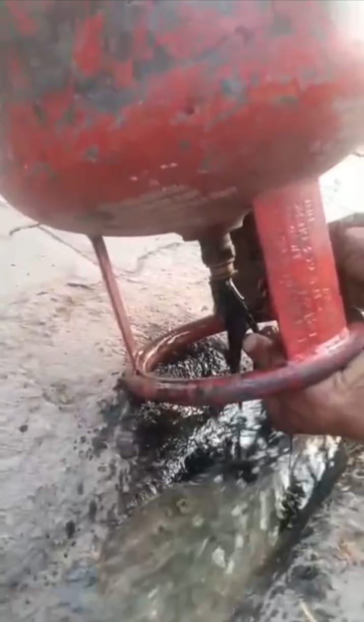 सिलेंडर से निकलता हुआ पानी। सोशल मीडिया सिलेंडर से निकलता हुआ पानी। सोशल मीडिया