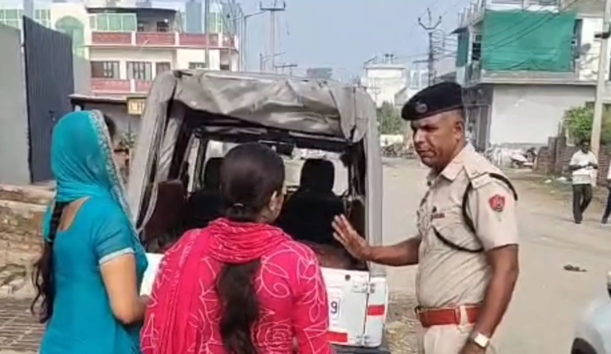 सेंटर तक पहुंचने में महिला परीक्षार्थियों की मदद करती पुलिस। सेंटर तक पहुंचने में महिला परीक्षार्थियों की मदद करती पुलिस।