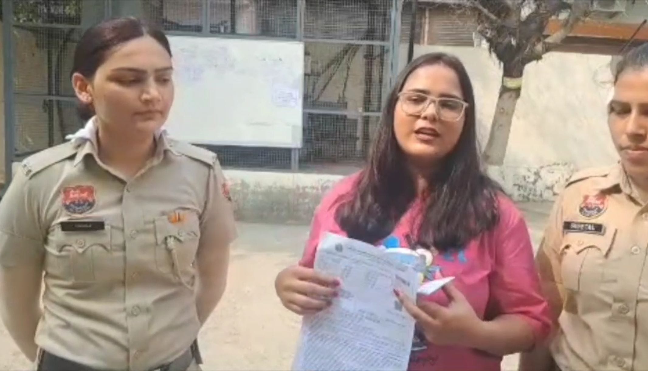 सेंटर तक पहुंचने में महिला परीक्षार्थियों की मदद करती पुलिस। सेंटर तक पहुंचने में महिला परीक्षार्थियों की मदद करती पुलिस।