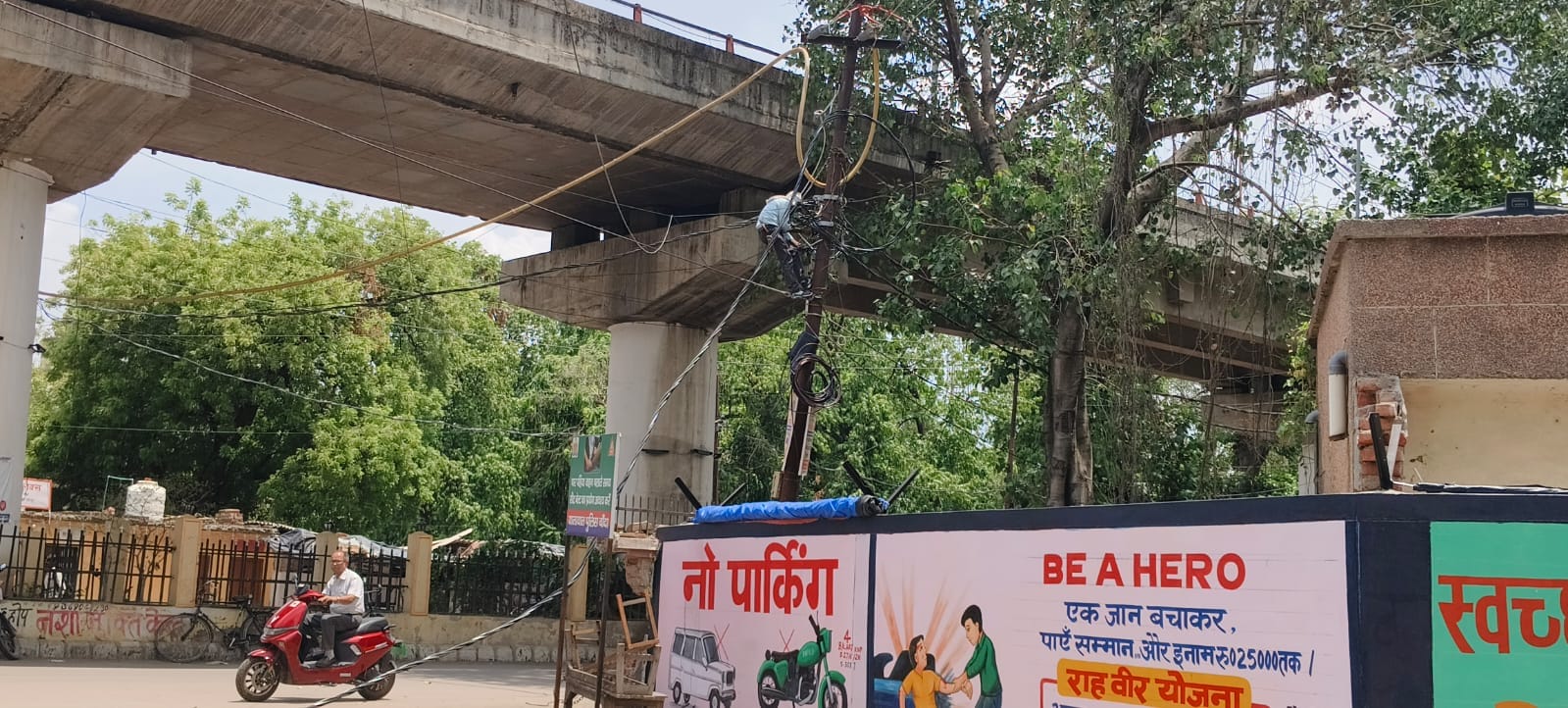सिविल लाइंस में अवैध अतिक्रमण हटाती टीम। संवाद सिविल लाइंस में अवैध अतिक्रमण हटाती टीम। संवाद