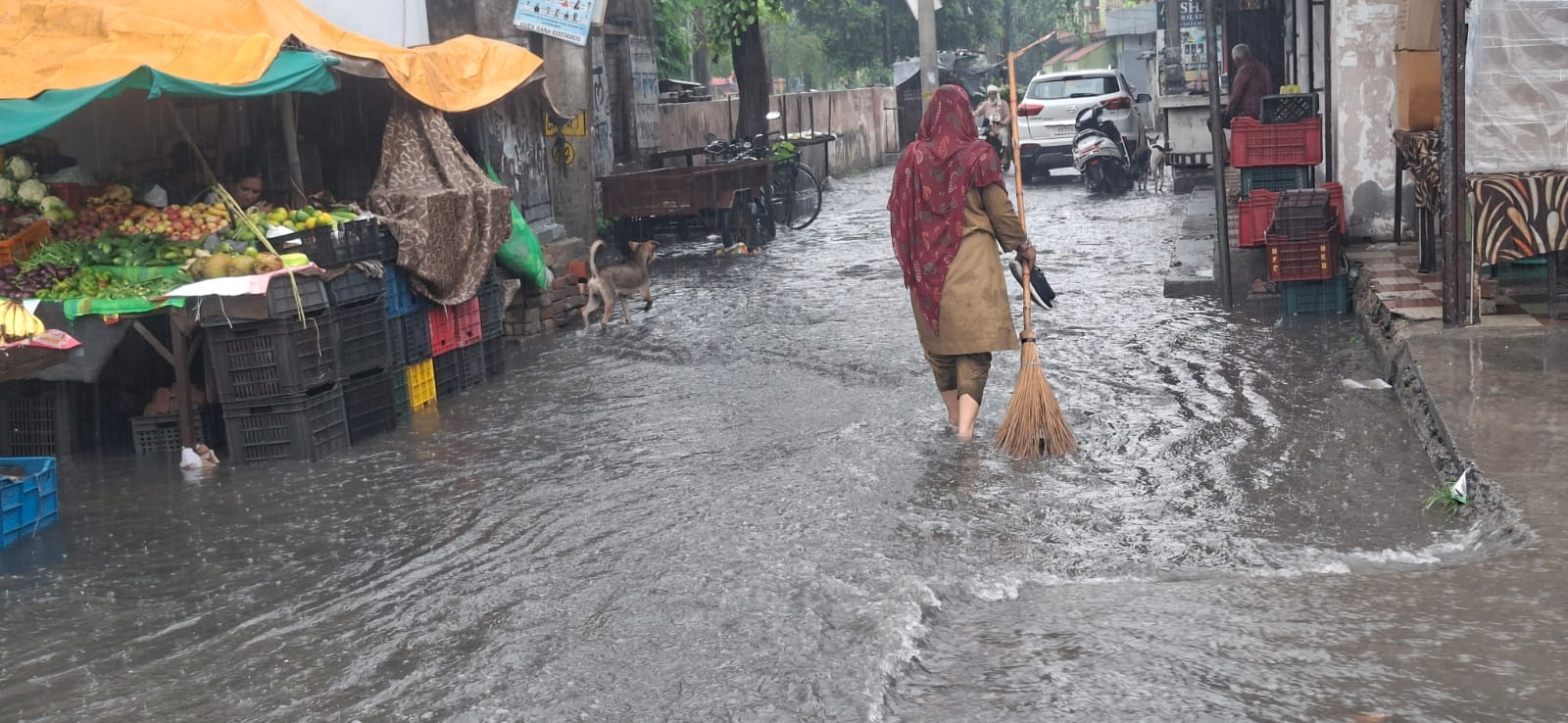 विश्वकर्मा चौक पर नाला ओवरफ्लो होने सड़क पर भरा पानी और निकलते वाहन। संवाद विश्वकर्मा चौक पर नाला ओवरफ्लो होने सड़क पर भरा पानी और निकलते वाहन। संवाद