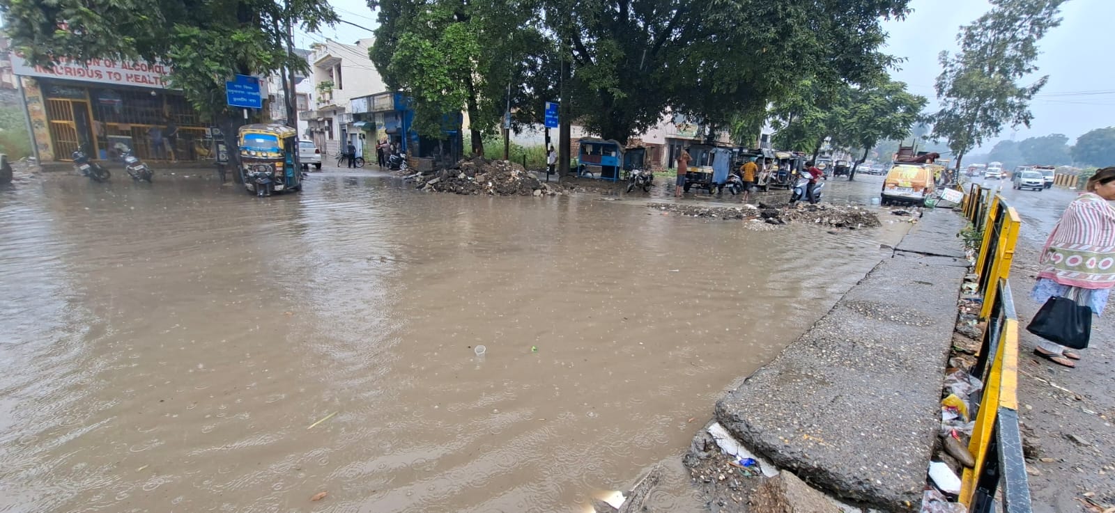 विश्वकर्मा चौक पर नाला ओवरफ्लो होने सड़क पर भरा पानी और निकलते वाहन। संवाद विश्वकर्मा चौक पर नाला ओवरफ्लो होने सड़क पर भरा पानी और निकलते वाहन। संवाद