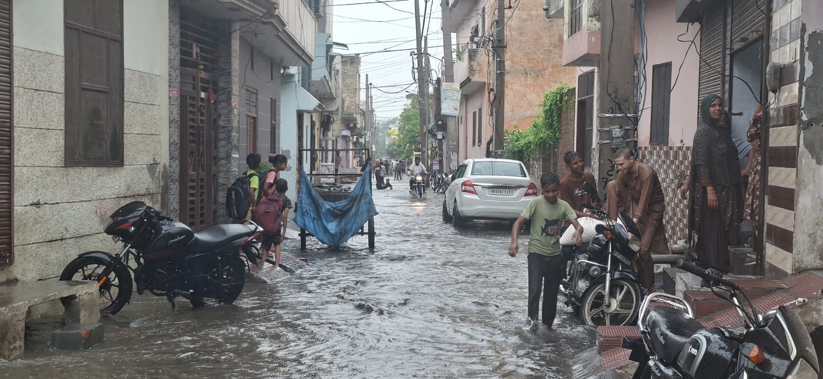 विश्वकर्मा चौक पर नाला ओवरफ्लो होने सड़क पर भरा पानी और निकलते वाहन। संवाद विश्वकर्मा चौक पर नाला ओवरफ्लो होने सड़क पर भरा पानी और निकलते वाहन। संवाद