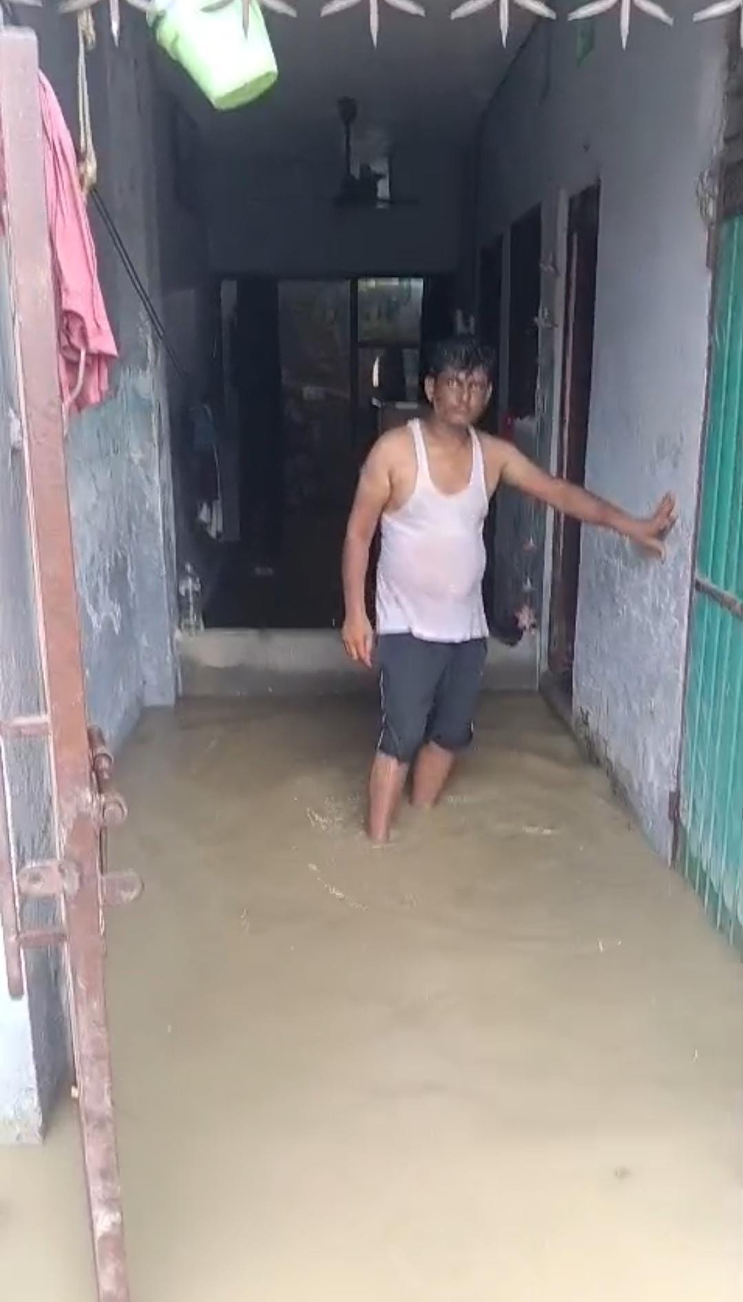 विश्वकर्मा चौक पर नाला ओवरफ्लो होने सड़क पर भरा पानी और निकलते वाहन। संवाद विश्वकर्मा चौक पर नाला ओवरफ्लो होने सड़क पर भरा पानी और निकलते वाहन। संवाद