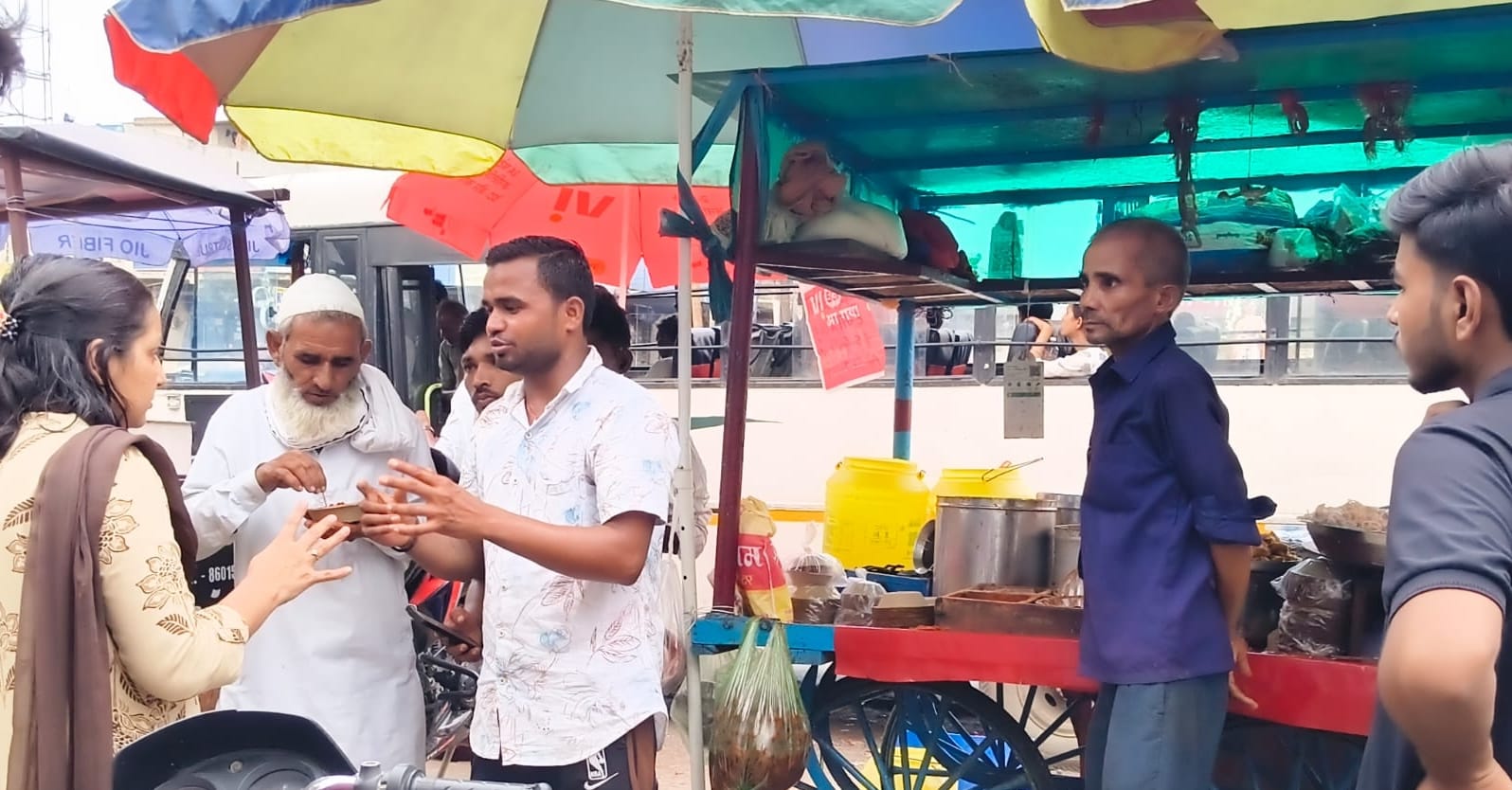 व्यापारियों और आम लोगों को जागरूक करती टीम। व्यापारियों और आम लोगों को जागरूक करती टीम।