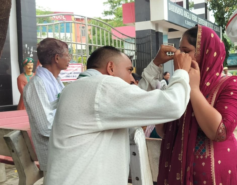 05जेएनडी11, 12, 13: महिला अभ्यर्थियों के नाक से कोका निकालने का प्रयास करते हुए।संवाद 05जेएनडी11, 12, 13: महिला अभ्यर्थियों के नाक से कोका निकालने का प्रयास करते हुए।संवाद