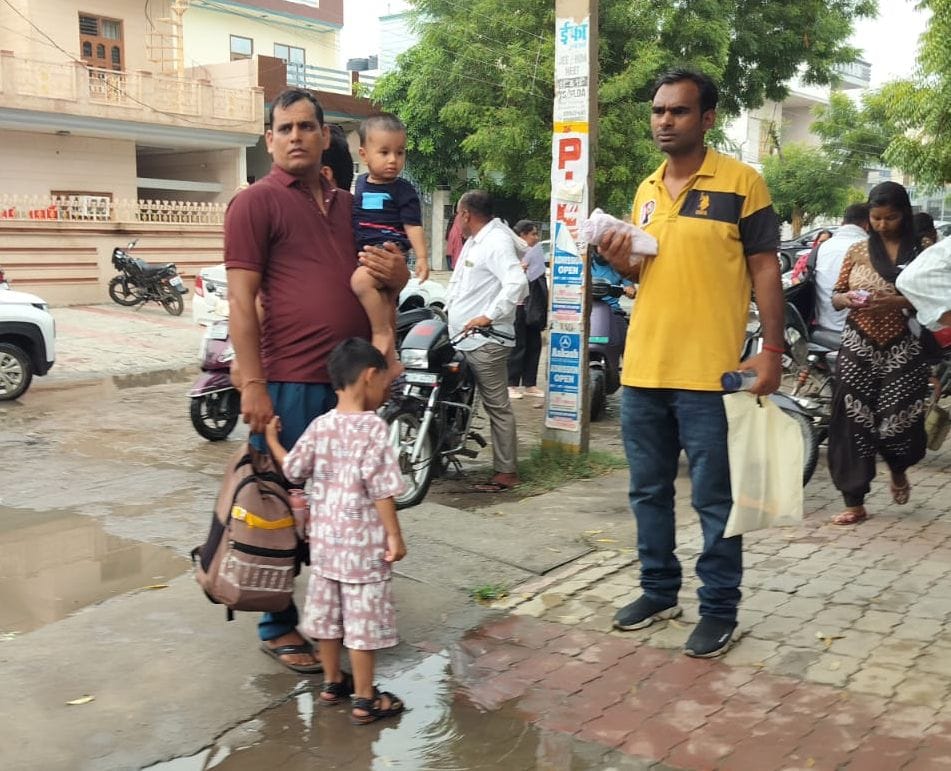 05जेएनडी11, 12, 13: महिला अभ्यर्थियों के नाक से कोका निकालने का प्रयास करते हुए।संवाद 05जेएनडी11, 12, 13: महिला अभ्यर्थियों के नाक से कोका निकालने का प्रयास करते हुए।संवाद