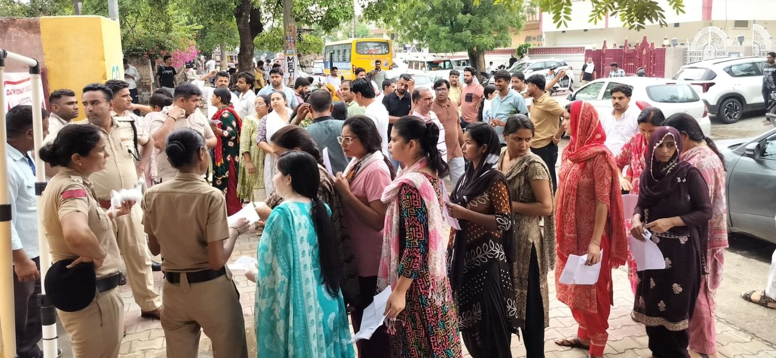 05जेएनडी11, 12, 13: महिला अभ्यर्थियों के नाक से कोका निकालने का प्रयास करते हुए।संवाद 05जेएनडी11, 12, 13: महिला अभ्यर्थियों के नाक से कोका निकालने का प्रयास करते हुए।संवाद