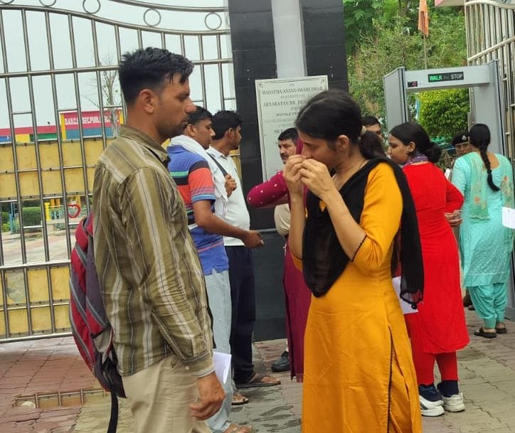 05जेएनडी11, 12, 13: महिला अभ्यर्थियों के नाक से कोका निकालने का प्रयास करते हुए।संवाद 05जेएनडी11, 12, 13: महिला अभ्यर्थियों के नाक से कोका निकालने का प्रयास करते हुए।संवाद